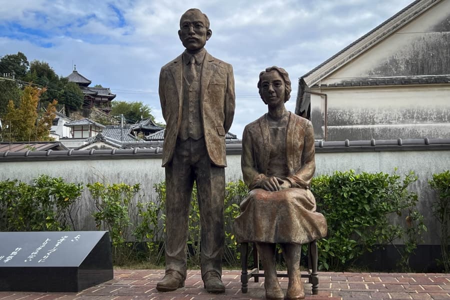 Takehara Masataka Taketsuru and Rita Bronze Statue