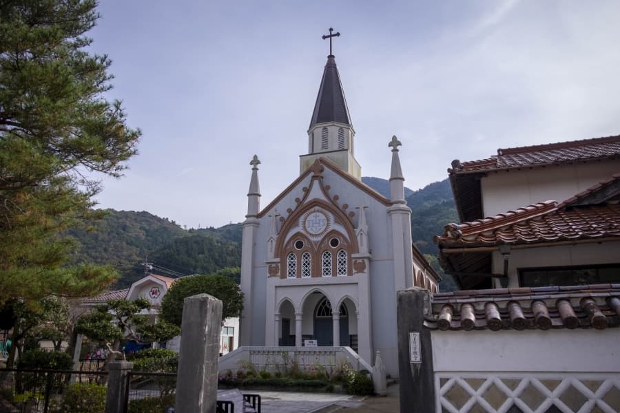 Tsuwano church exterior side front-min