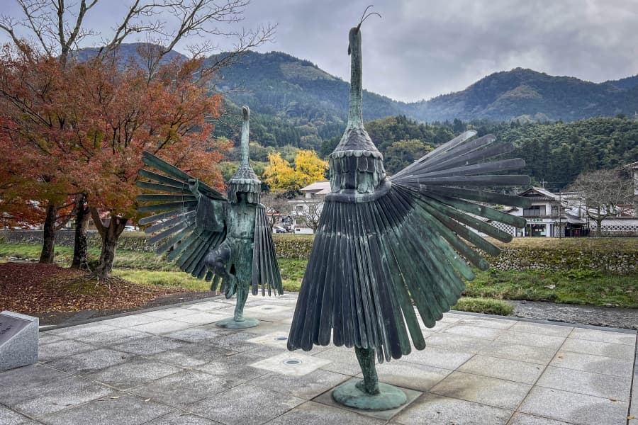 Tsuwano crane dancer statue (2)-min