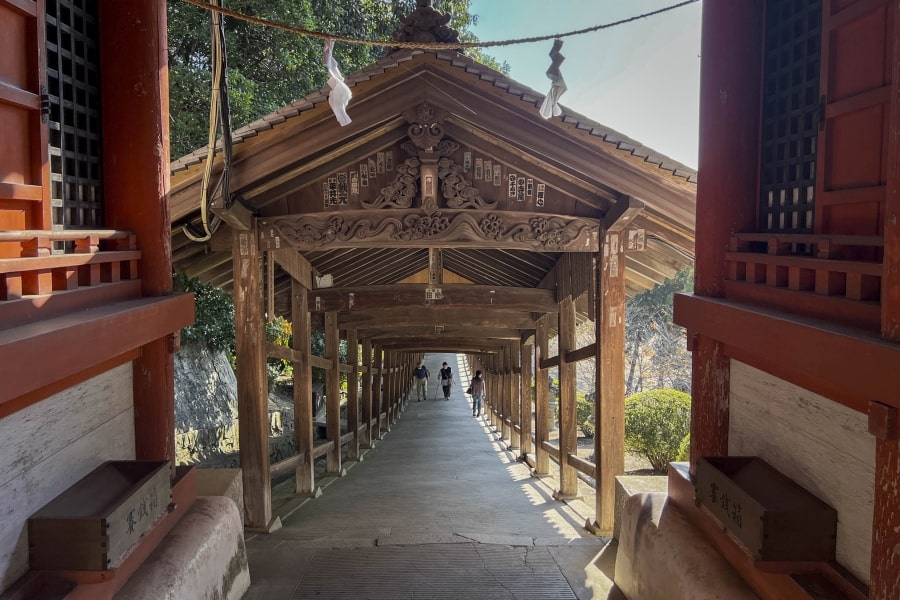 Kibitsu Shrine corridor entrance-min