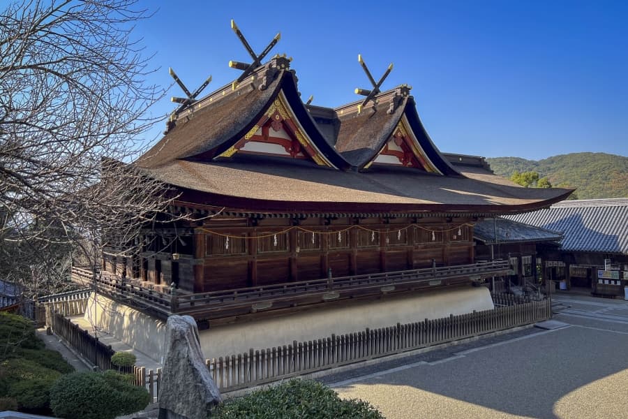 Kibitsu Shrine main hall gable end view-min