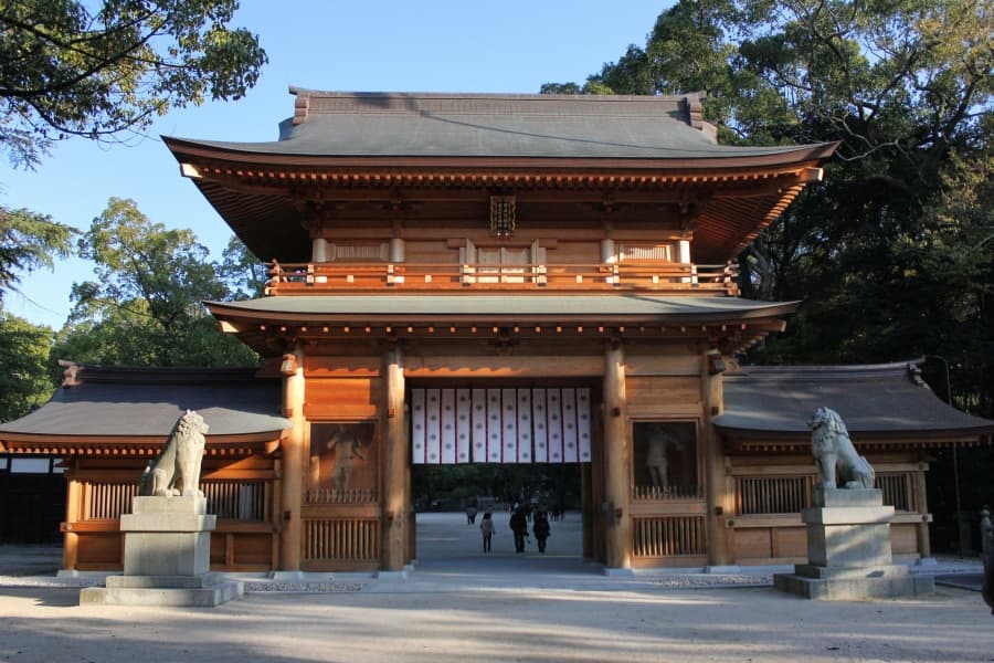 Oyamazumi Shrine gatehouse-min