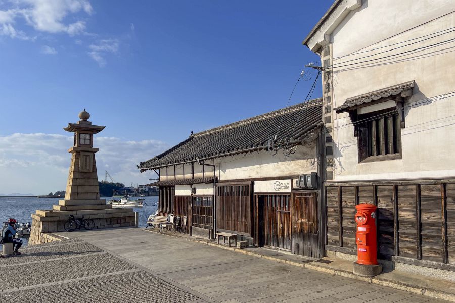 Tomonoura port and stone lantern